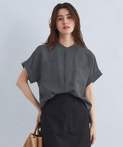 ダークカラーのブラウスを着た女性