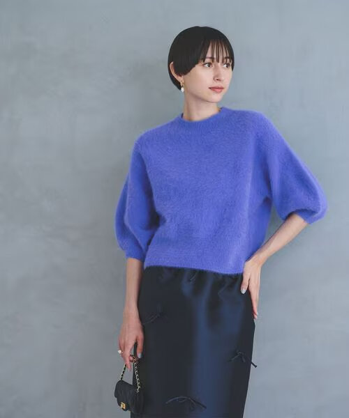 寒色のセーターを着た女性