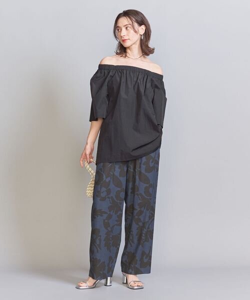 花柄のパンツを履いた女性