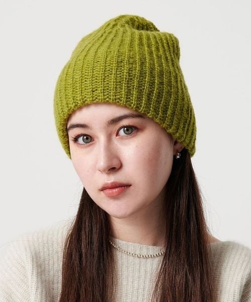 ビーニーをかぶった女性