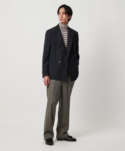 ダブルのジャケットを着た男性