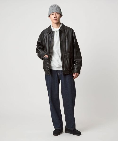 レザーライクブルゾンを着た男性