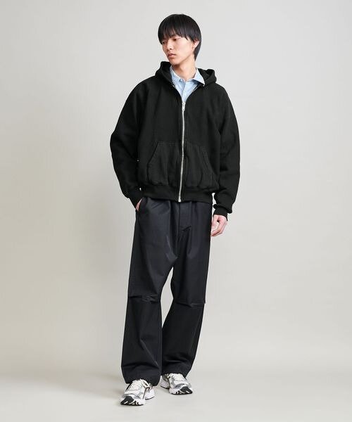 シャツにパーカーをあわせた男性