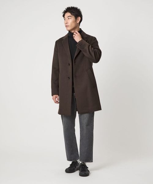 チェスターコートを着た男性