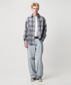 デニムパンツとスニーカーのコーデ