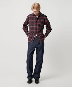 デニムパンツとドレスシューズのコーデ