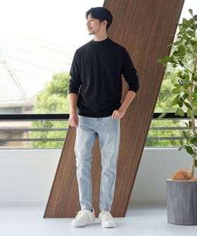 黒のスウェットとブルーのデニムパンツのコーデ