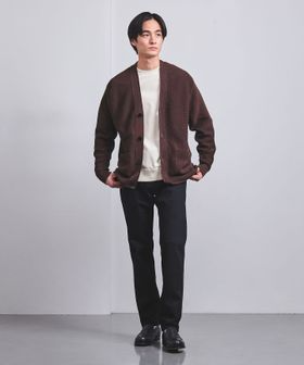 きれいめなカーディガンとデニムパンツのコーデ