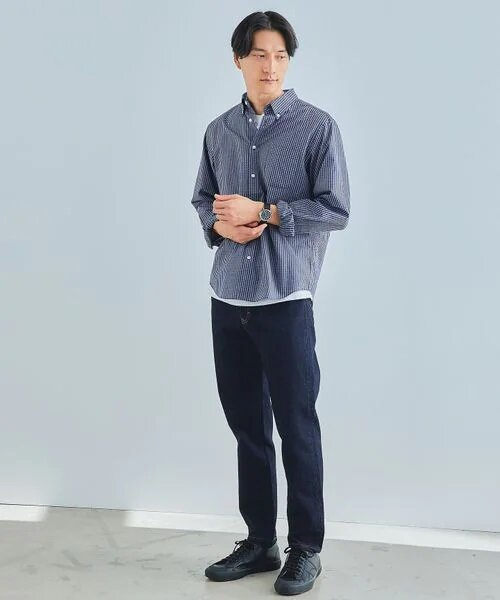 きれいめなシャツとデニムパンツのコーデ