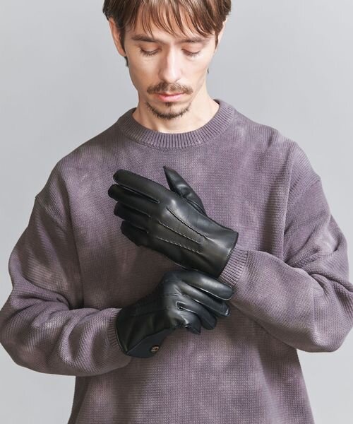 レザーグローブをした男性