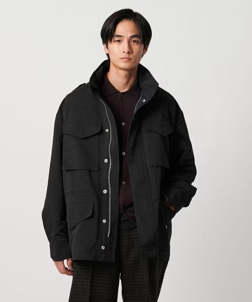 黒のフィールドジャケットを着ている男性