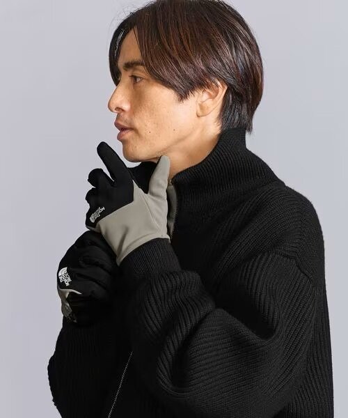 手袋をしている男性