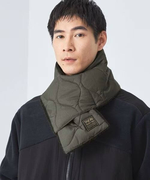 マフラーをしている男性