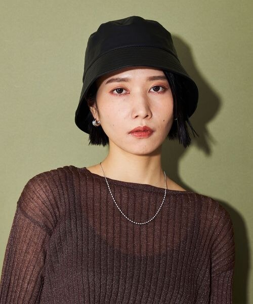 黒のバケットハットをかぶった女性