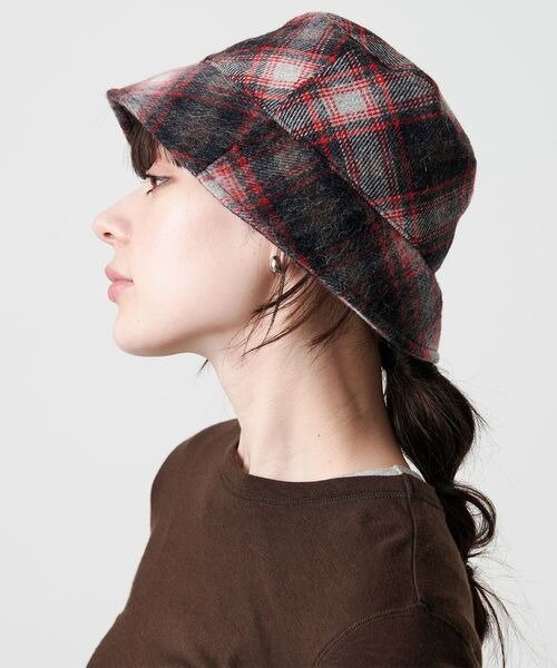 チェック柄のバケットハットをかぶった女性