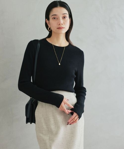 フィット感のあるニットを着た女性