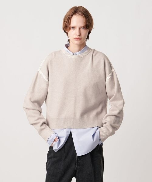 ニットにシャツをレイヤードした女性