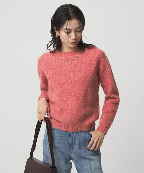 ピンクのニットを着た女性