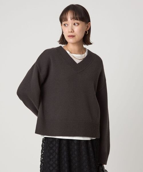 Vネックのニットを着た女性