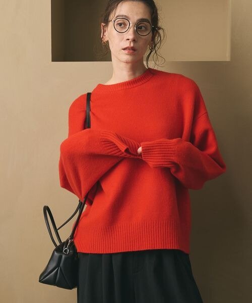 カシミヤ混のニットを着た女性