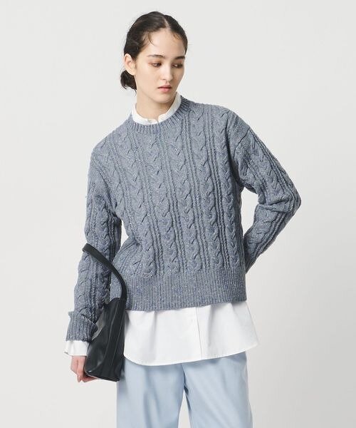 ポリエステルのニットを着た女性