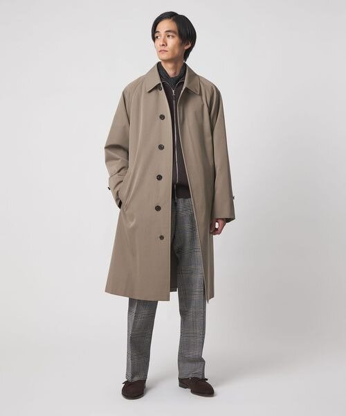 ベージュのコートを着こなす男性