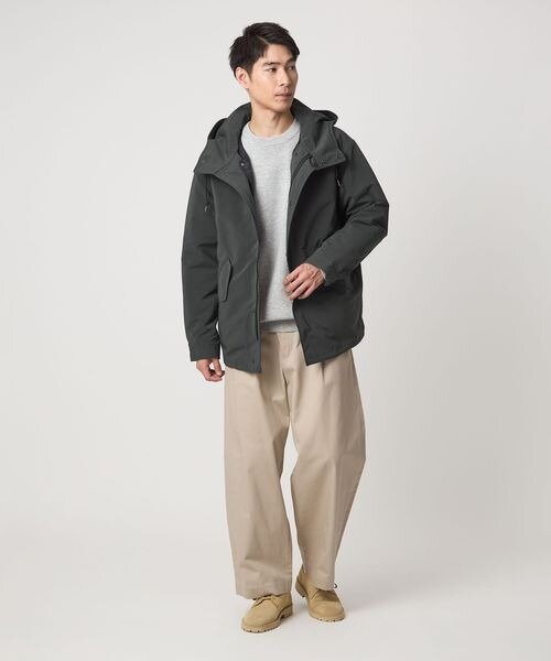 ショート丈のモッズコートを着た男性