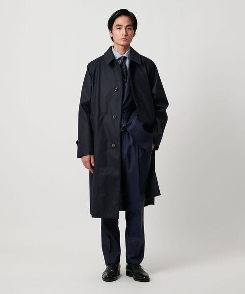スーツにトレンチコートを着た男性
