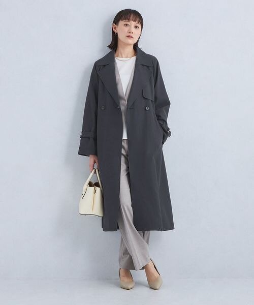 トレンチコートとテーパードパンツのコーデ