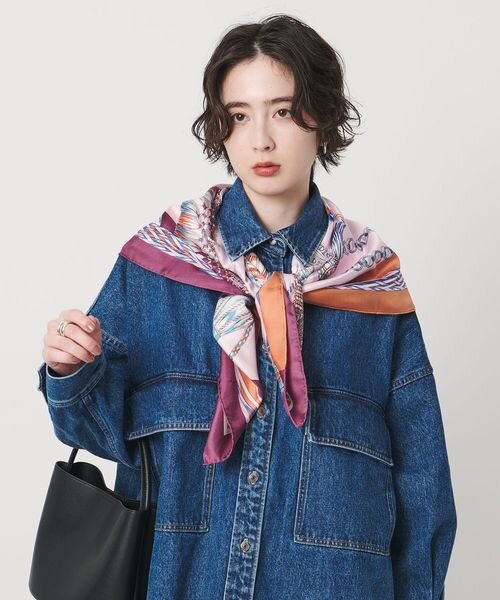 セーラー巻きをした女性