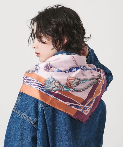 セーラー巻きをした女性の後ろ姿