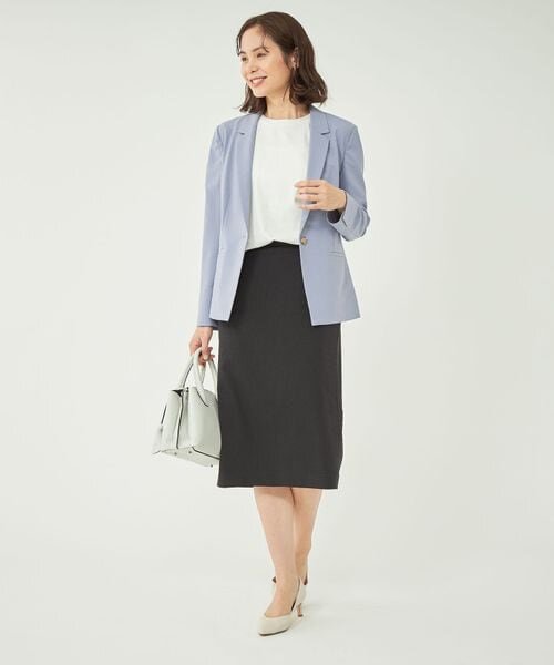 スカートをはいた女性