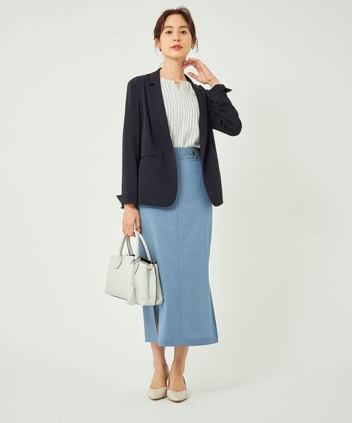 ジャケットを着た女性