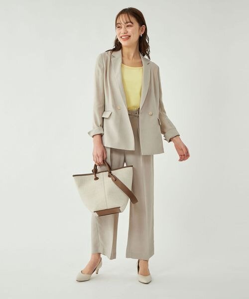 ベージュのセットアップを着た女性