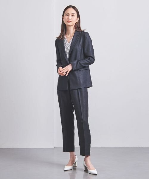 ネイビーのセットアップを着た女性