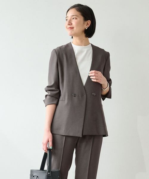 グレーのジャケットを着た女性