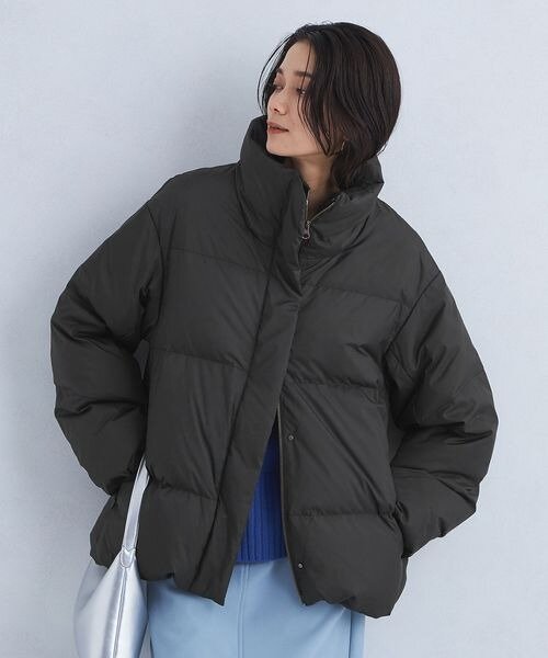 ダウンジャケットを着用している女性