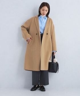 チェスターコートを着用している女性