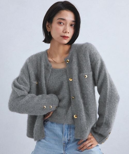 カーディガンを着用している女性