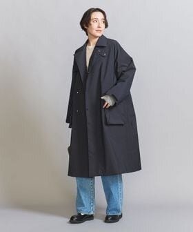 トレンチコートを着用している女性