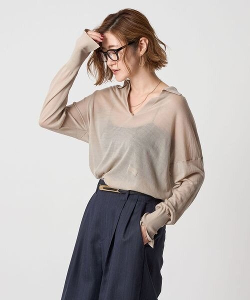 シアーニットを着た女性