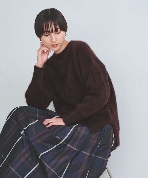 ブラウンのニットを着た女性