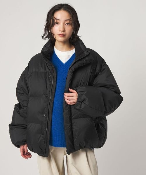 ダウンジャケットを着た女性