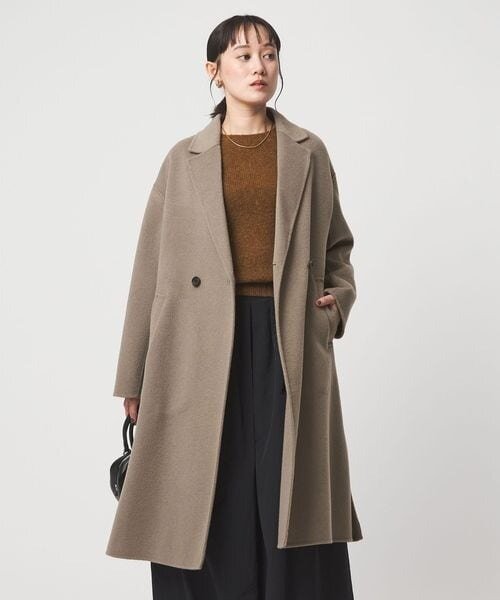 チェスターコートを着た女性