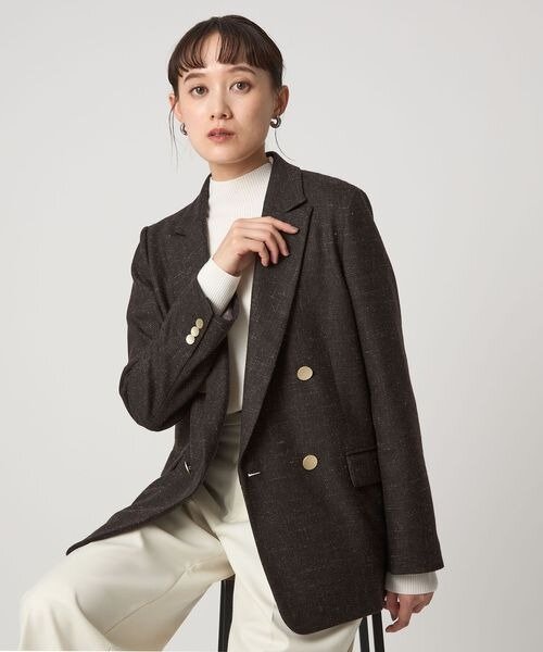 テーラードジャケットを着た女性