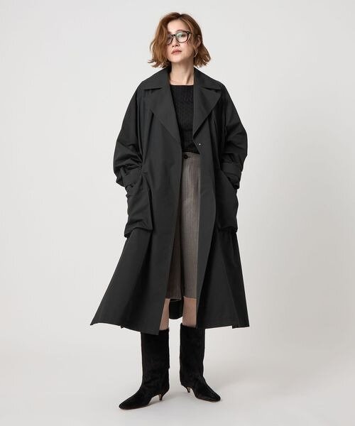 トレンチコートを着た女性