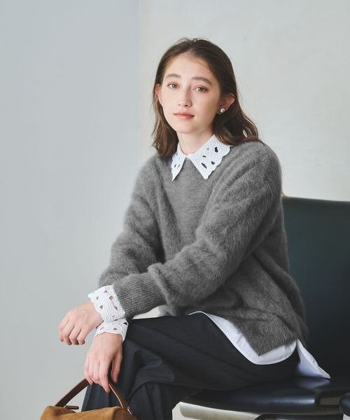 ニットにシャツをレイヤードした女性