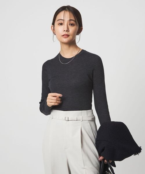 薄手のニットを着た女性