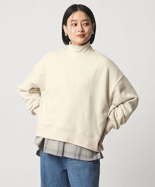 裏起毛のスウェットを着用する女性