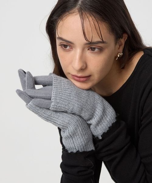 グレーの手袋を着用する女性